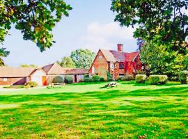 Oldlands Farmhouse Gatwick, hotel in Horley