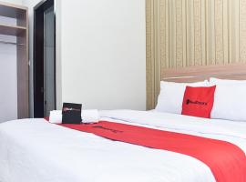 RedDoorz Plus near Malang Town Square, hotel in Malang