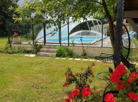 La Guirosse, отель с бассейном в городе Sainte-Eulalie-en-Born