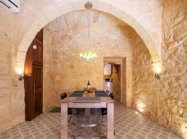 16 lettings - charming character house, feriebolig i Birgu