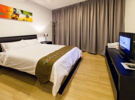 Luxfort 118 Service Suites, spa hotel in George Town