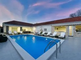 Villa Mare - with HEATED POOL