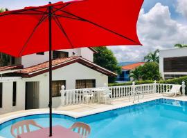 Casa Hacienda La Estancia piscina privada, lantligt boende i Melgar