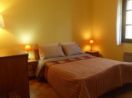 Les Pucines T2 bas de villa, bed & breakfast a Six-Fours-les-Plages