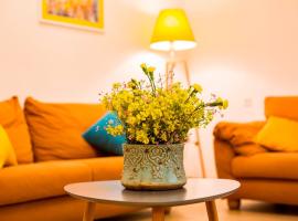 Yellow apartment in Avlabari, khách sạn gần 300 Aragveli Metro Station, Tbilisi