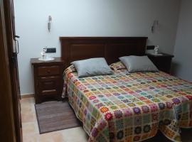 Apartament luxe Rural Adrall -La Seu d'Urgell-Andorra，Adrall的有停車位的飯店