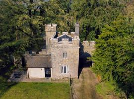 Anne's Grove Miniature Castle, hotel with parking in Castletownroche