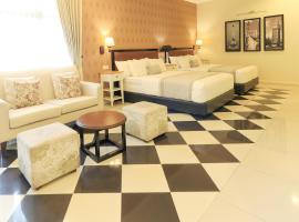 HOME Guesthouse: Surabaya şehrinde bir otel
