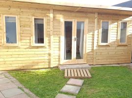 Urban Log Cabin near zone 2 tube，位于伦敦的酒店