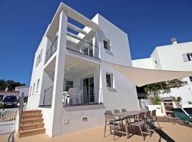 Villa Can Bella, 350m zum Strand, hotell i Cala Galdana