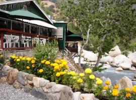 The Gateway Restaurant & Lodge, pet-friendly hotel in Three Rivers