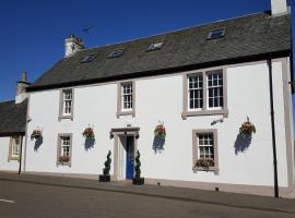 Thornhill House - Historic 5 Bedroom 5 Ensuite, sumarhús í Stirling