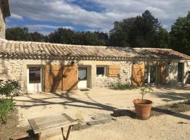 gite le cabanon, hotel s parkováním v destinaci Réauville