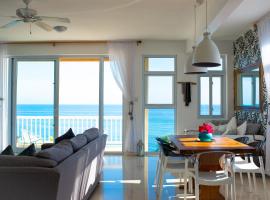 Ocho Rios Penthouse at Whispering Seas, пляжне помешкання для відпустки у місті Очо-Ріос
