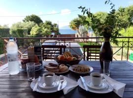 Villa Bella Loukisia - Beachfront 5-Bedroom Villa for 10 Guests, готель у місті Loukísia