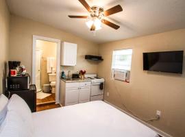 Remodeled Studio Near Downtown, апартамент в Сан Антонио