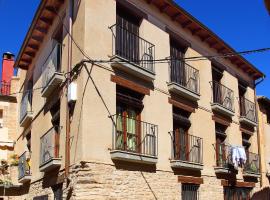 Apartamentos Casa Molinero, cheap hotel in Buera