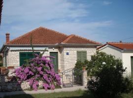 Holiday home Jaroje- 80m from beach, hotel in Pašman