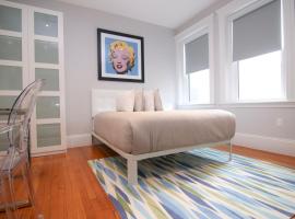 A Stylish Stay w/ a Queen Bed, Heated Floors.. #31, Hotel in Brookline