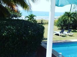Marblue Villa Suites, Hotel in Treasure Beach