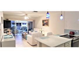 Beach Getaway - Ocean beach, tennis, golf, pool with tiki bar, alojamiento en Fort Pierce