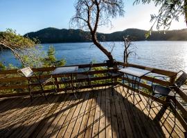 shangrila waterfront vacation home, rum i privatbostad i Pender Island