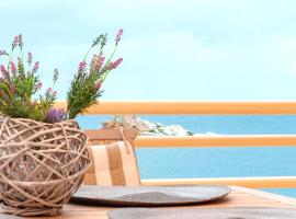 M&N Luxury Family Apartment 10meters from the Sea, hotelli kohteessa Agia Pelagia