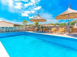 Camp Mateo with Pool, turistično naselje v Dragah