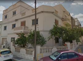 Corner Townhouse 1Km from University, hotel en Msida