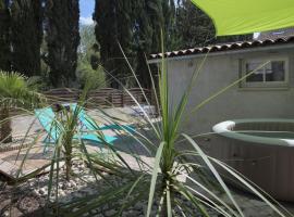 Gite L'Acacia, hotel with jacuzzis in Lagorce