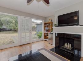 Cozy 2BD House, Minutes From FB and Stanford Univ! Home, cheap hotel in East Palo Alto