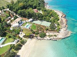 Villa Aria - Luxury Beachfront Villa with Pool and Tennis Court, hotel di Koilás