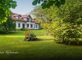 Dwór w Kiełczówce – domek wiejski 