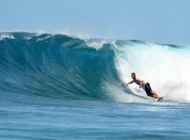 Huvadhoo Surf Adventures, Hotel in Vaadhoo