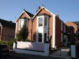 The Pink Door Seaside Holiday Home, family hotel in Ventnor