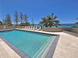 Clubb Coolum Beach Resort, spa hotel in Coolum Beach