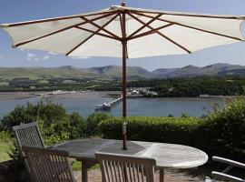 Coed y Berclas cottage, private orchard with stunning views, hotel with parking in Llandegfan