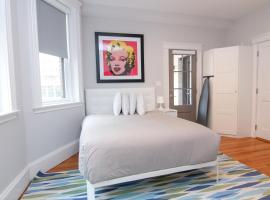 A Stylish Stay w/ a Queen Bed, Heated Floors.. #23, lägenhetshotell i Brookline