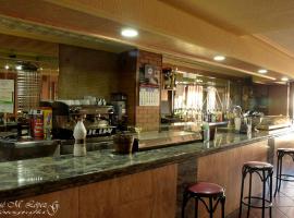 Hostal Restaurante El Final, casa de hóspedes em El Cabaco