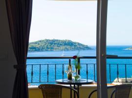 A lovely and cozy room with a breathtaking view, hotel in Vis