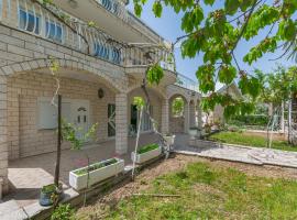 Apartments Luca, hotel in Omiš