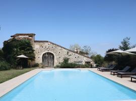 Beautiful French Farmhouse, hotel with pools in Bourlens