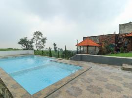 Villa Kangen Omah、Mojokertoのプール付きホテル