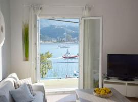 Beautiful house by the sea, hotel near Archaeological Museum, Poros