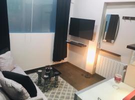 Apartamentos Deluxe Barajas, семеен хотел в Мадрид