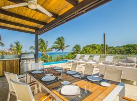 Villa Topaz Above West Bay with 360 Degree Views!, rental liburan di West Bay