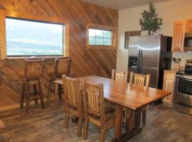 Mountain Man Cabin, hotel dengan parking di Wapiti