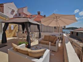 Apartments Galerija، فندق في كورتْشولا