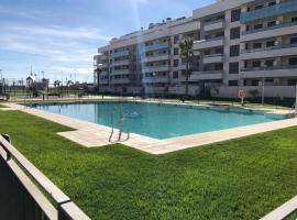 Suite Home Los Alamos sol, playa y golf , parking&Wifi, hotel cerca de Real Club de Campo de Málaga, Torremolinos
