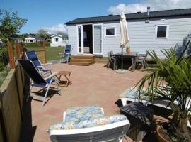 Chalet Joleen IJmuiden aan zee, vlakbij het strand, hotell i IJmuiden